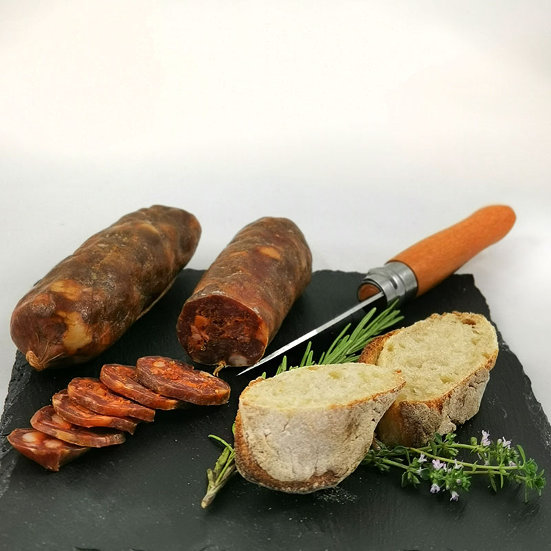 Salsciccia Stagionata Nero mit frischem Brot und Kräuter
