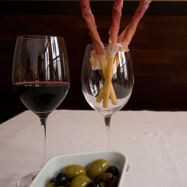 Rotwein mit Oliven und Schinken